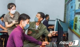 농업과학기술보급실 찾은 북한 농민들… 과학농사 주인으로