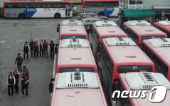 경진여객 파업으로 차고지에 주차돼 있는 버스들