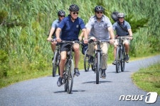 델라웨어 공원서 자전거 타는 바이든 대통령