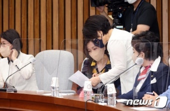 자료 살펴보는 허은아 의원