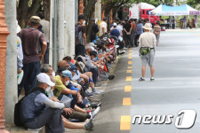 무료급식소 삼계탕 대기 행렬