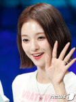 나경, 인형의 손인사