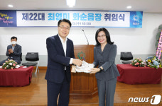 구복규 화순군수가 읍·면장에게 운동화 선물하는 이유는