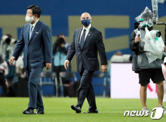 방한한 레비 토트넘 회장