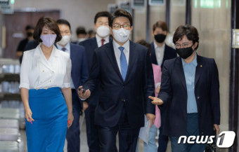 최고위원회의 참석하는 권성동