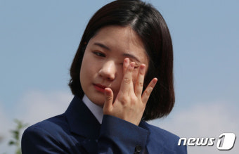 땀 닦는 박지현