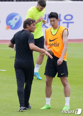 손흥민에게 훈련 지시하는 콘테 감독