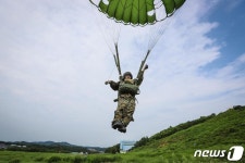 육사 생도 공수기본 강하훈련 실시… 전투기술 숙달