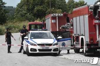 우크라 화물기 추락 현장 출동 그리스 경찰과 소방차
