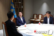 한덕수 총리와 주례회동하는 윤 대통령