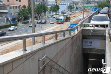 [신기방기 부산 지하철역②] 산복도로 옹벽에 만든 가야역 출입구의 사연