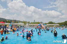 쓸까, 말까? 물놀이 시설 마스크 착용 기준 오락가락
