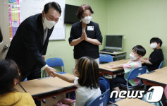 어린이들과 인사 나누는 윤 대통령
