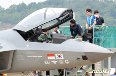 [뉴스1 PICK]국산 초음속전투기 KF-21 첫 시험비행 성공…30여 분간 비행