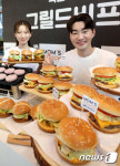맘스터치, 비프버거 시장 출사표 “연내 450개점 판매 목표”