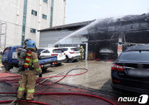 제주시 카센터 화재…직원 1명 다치고 차량 12대 피해(종합)