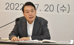 임대주택단지 찾은 尹 임대차법 개정 논의 필요…국회 중심 공론화 기대(종합)
