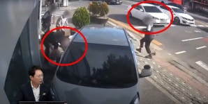 직진차와 부딪혀 인도 위 사람 친 초보차주…상대차 때문에 질문 뭇매[영상]