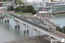 수인선 남동인더스파크역서 신호장애 전동차 30분 멈춰