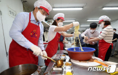 참좋은친구들 찾아 배식 봉사하는 권성동