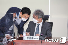 김남준 변호사와 대화하는 김용민 민주당 의원