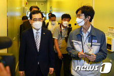 동진쎄미켐 발안공장 찾은 이창양 장관