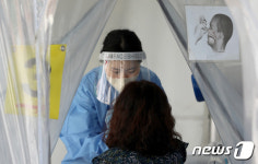 코로나 재확산 PCR 검사 받는 시민
