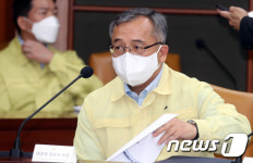 국가테러대책위원회 자료살펴보는 김종철 대통령 경호처 차장