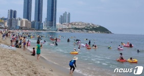 튜브타고 바다에 몸 던지고…여유로운 해운대해수욕장서 여름 만끽