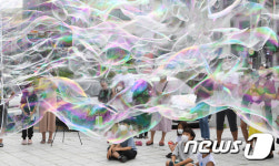 화려한 비눗방울 공연