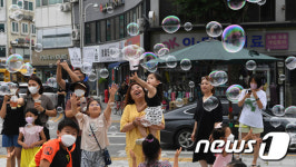 시선 사로잡는 비눗방울 공연