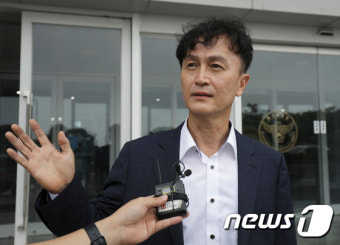 류삼영 총경, 대기발령 후 첫 출근