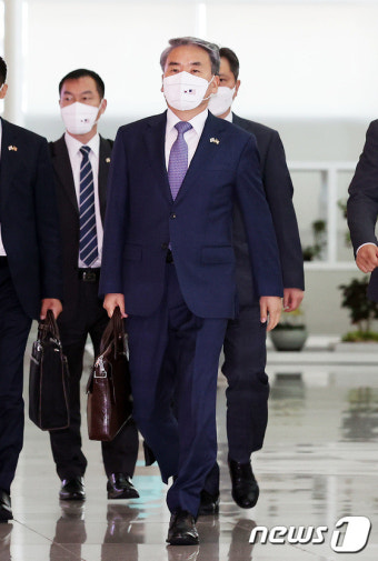 출국하는 이종섭 장관