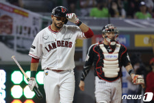 '홈런 4개' 괴력의 LG, 9-0 완승…1위 SSG 9연승 저지