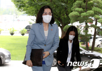 출근하는 김현숙 여성가족부 장관