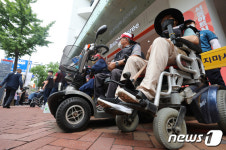 민주노총 앞에 모인 장애인노동조합