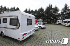 대구시청 산격청사 주차장에 방치된 캐러밴