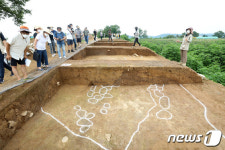 육계토성 지켜보는 관람객들