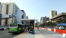 개장 앞두고 버스정류장 생긴 광화문광장