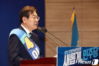 이재명, 부인 법카 사건 참고인 사망에 '침묵'…與 '파상공세'