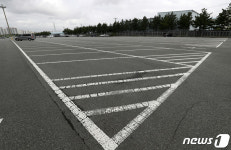 한산한 모습 보이는 현대차 대형주차장