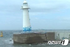 해운대 청사포 방파제 균열로 등대 기울어…강풍·파도 영향 추정