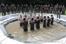 강철사단 사나이들의 참호격투