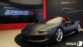 페라리 296 GTS의 비율과 라인