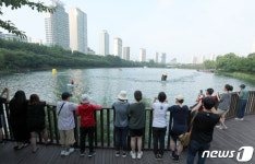 석촌호수에서 열린 수영대회 지켜보는 시민들
