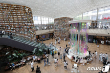 입추 시민들로 붐비는 별마당 도서관