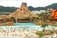 찌는 듯한 무더위에 경남 유명 산·해수욕장·워터파크 인산인해