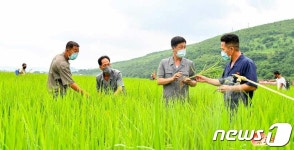 농장원 지도하는 북한 봉산군 농업경영위원회 일꾼