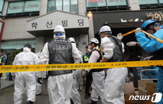 사고조사 위해 화재현장 들어가는 유관 기관 관계자들
