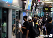 집중호우에 선로 침수…지하철 1호선 구로~부천역 운행 중단
